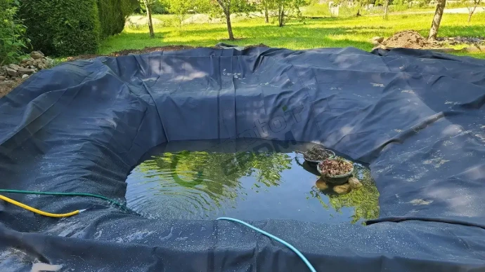 Membrane EPDM bassin posée avant remplissage