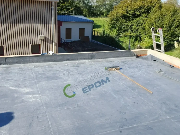 Membrane EPDM posée sur toiture garage en fixation mécanique