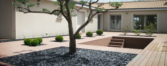 Aménagement paysager terrasse bois et paillage minéral