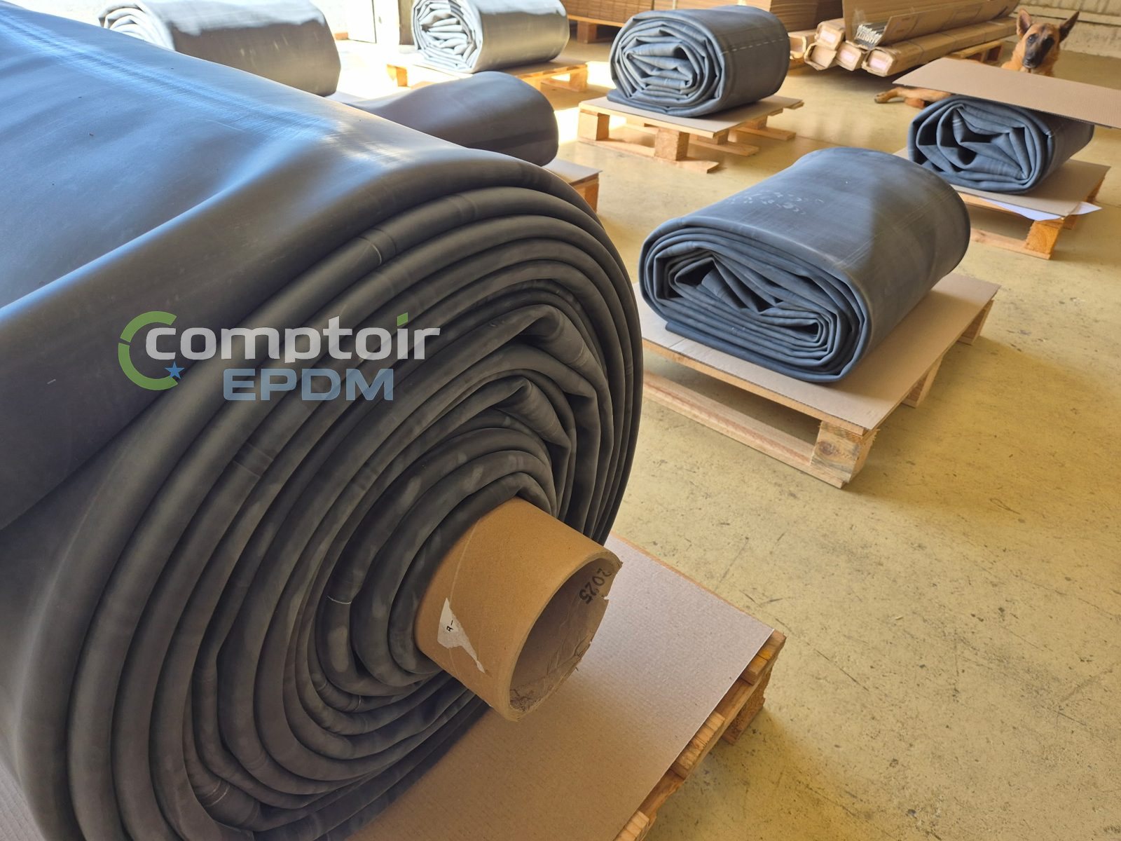 Atelier Comptoir EPDM : rouleau et membranes EPDM découpées sur mesure, prêtes à expédier