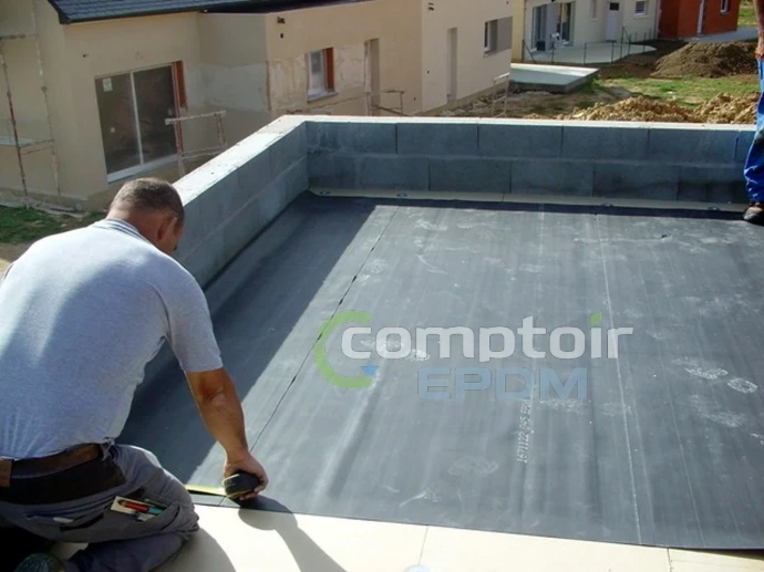 Pose d'une membrane EPDM sur une toiture plate avec relevés sur l'acrotère