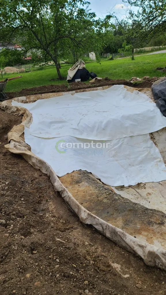 Membrane EPDM bassin 1,04 mm - feutre de protection posé avant la membrane