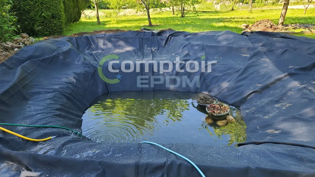 Membrane EPDM bassin 1,04 mm - membrane posée dans un bassin de jardin