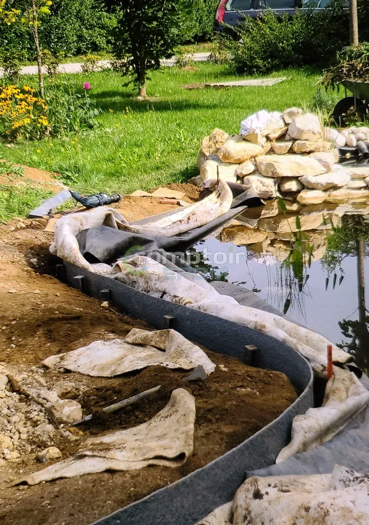 Feutre géotextile 400 g/m² posé avant membrane EPDM - pose d'un bassin de jardin
