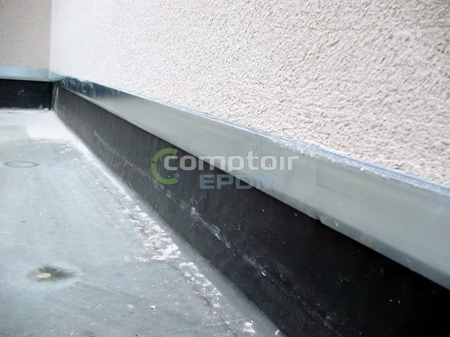 Profilé de finition aluminium - finition en about de mur sur toiture EPDM