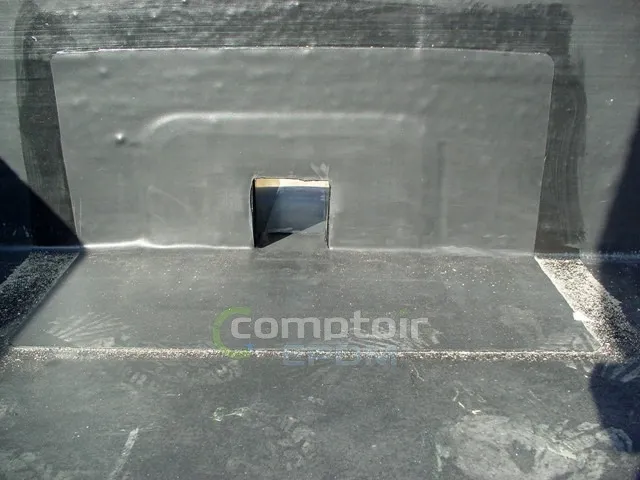 Évacuation horizontale EPDM – Sortie rectangulaire, découpe préparée dans la membrane avant pose