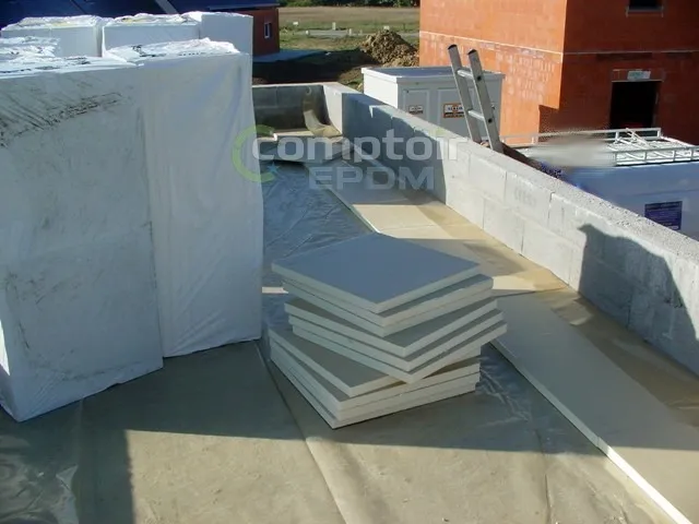 Pose de panneaux isolants sur support de toiture avant membrane EPDM