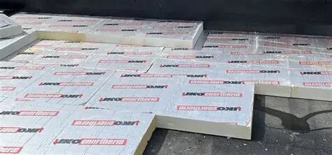pose-panneaux-isolants-iko-enertherm-surface-toiture-chantier.jpg.webp