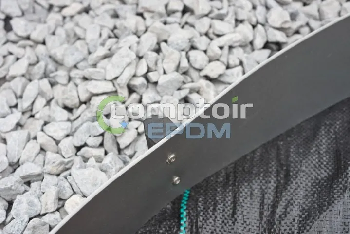 piquet-fixation-bordure-jardin-detail-geotextile.webp