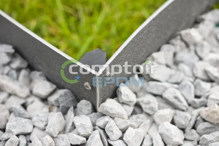 piquet-fixation-bordure-jardin-angle-gravier.webp