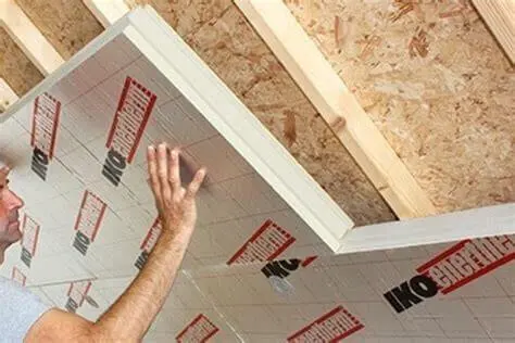 installation-panneaux-isolants-iko-enertherm-toiture-chantier.jpg.webp